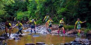 Deporte a pleno en la tierra colorada: Fútbol femenino y travesía en la selva entre saltos