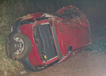 Lo detuvieron luego de provocar el despiste de un auto con su pareja adentro