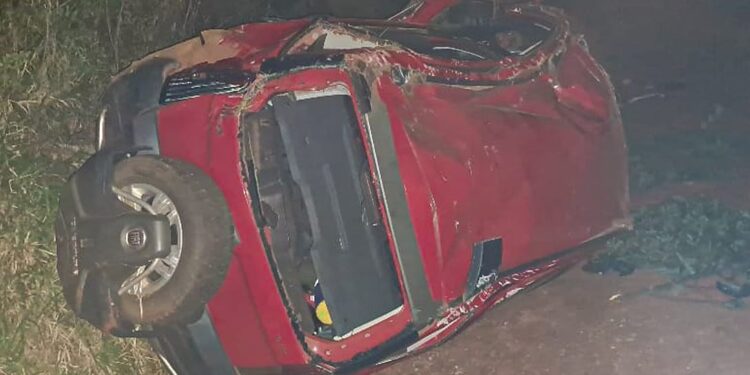 Lo detuvieron luego de provocar el despiste de un auto con su pareja adentro