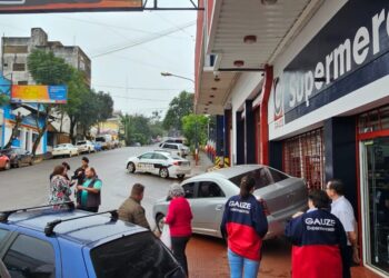 Metió marcha atrás y casi termina dentro de un Supermercado en Oberá
