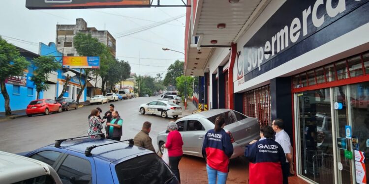 Metió marcha atrás y casi termina dentro de un Supermercado en Oberá