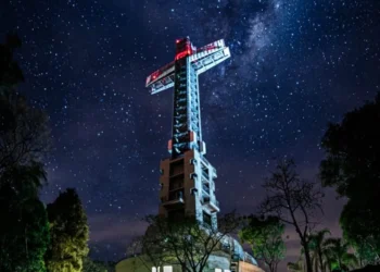 Luna a los pies de la Cruz. – Yasy Guasú