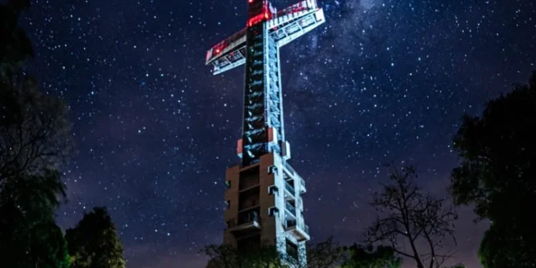 Luna a los pies de la Cruz. – Yasy Guasú