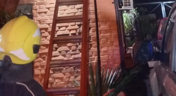 Bomberos de la Policía sofocaron un principio de incendio en vivienda en Oberá