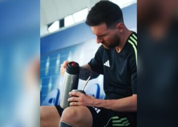 Messi la rompe en una publicidad de sus botines, con un mate en la mano