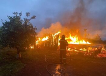 Investigan causas del incendio de una carpintería en Oberá