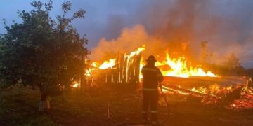 Investigan causas del incendio de una carpintería en Oberá
