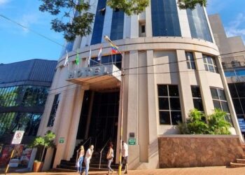 Pareja se alojó en un hotel céntrico de Oberá y la mujer falleció mientras dormía