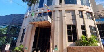 Pareja se alojó en un hotel céntrico de Oberá y la mujer falleció mientras dormía