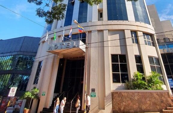 Pareja se alojó en un hotel céntrico de Oberá y la mujer falleció mientras dormía