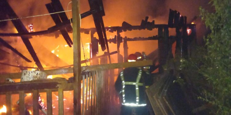 Oberá | Una vivienda familiar fue consumida totalmente por un incendio que no registró lesionados