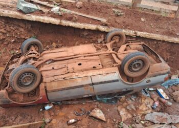 Oberá | Un automóvil cayó en la zanja de una obra en construcción y sus ocupantes huyeron