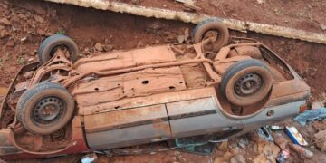 Oberá | Un automóvil cayó en la zanja de una obra en construcción y sus ocupantes huyeron