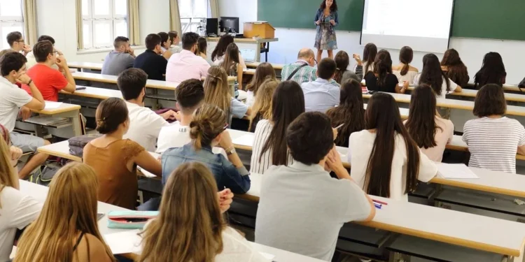 Ley Ómnibus: proponen un examen obligatorio al concluir el secundario y que los extranjeros no residentes ya no puedan estudiar gratis en universidades