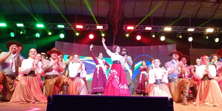 La noche brasileña encendió Oberá con una multitud y mucha energía en la Fiesta Nacional del Inmigrante