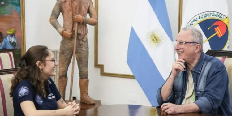 Passalacqua recibió a Ana Paula Vega, la primera misionera en participar del programa de la Nasa