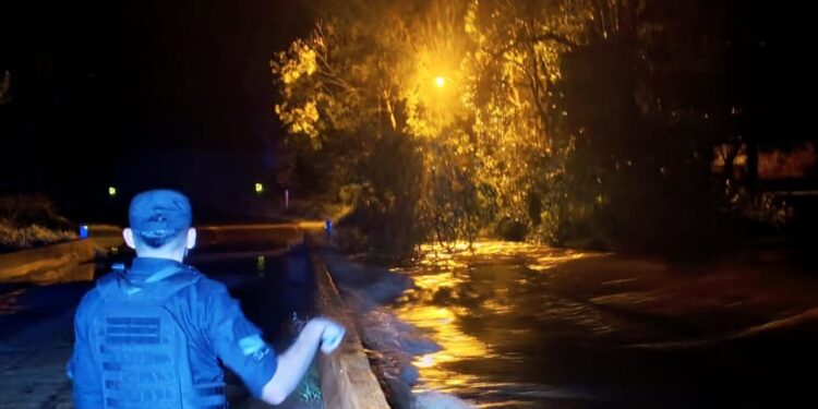 Las lluvias movilizaron a policías y bomberos por crecidas, viviendas afectadas y cortes en Misiones